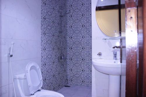 Altamyoiz Sirved Apartments في جدة: حمام مع مرحاض ومغسلة