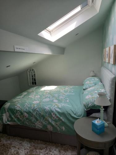 um quarto com uma cama com um edredão verde em Flat 4, 43 Part Street em Southport