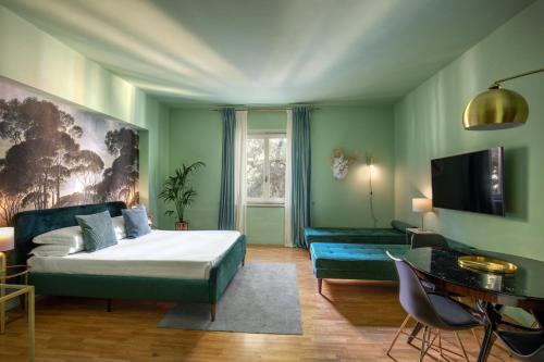 um quarto com uma cama, um sofá e uma televisão em Apartment SPANISH STEPS em Roma