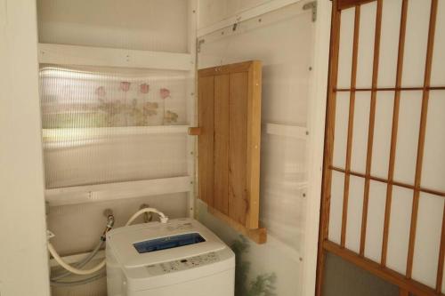 un piccolo bagno con lavatrice di パライソ梅田 a Ise