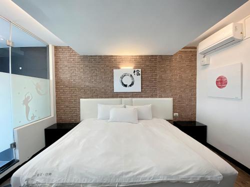 Postel nebo postele na pokoji v ubytování Love River Inn 愛河日央