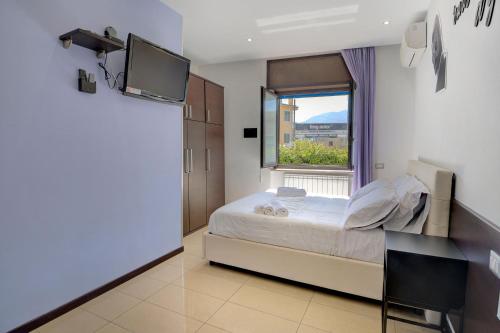 a bedroom with a bed and a window at B&B Studio83 Pompei in Pompei