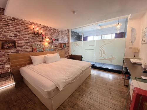 Postel nebo postele na pokoji v ubytování Love River Inn 愛河日央