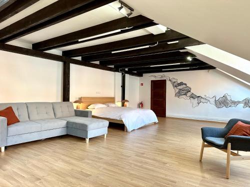 - un salon avec un canapé et un lit dans l'établissement Michalska Residence 3, à Bratislava