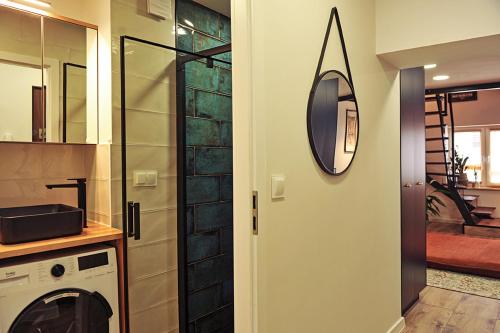 ホジュフにあるApartament na Wierchuのバスルーム(ドア、シンク、鏡付)