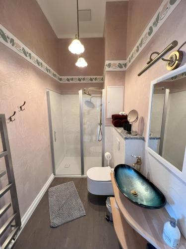 a bathroom with a sink and a toilet and a tub at Alte Post Sondershausen in Sondershausen