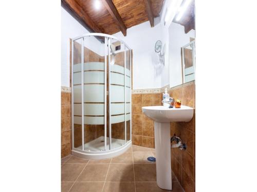La salle de bains est pourvue d'une douche et d'un lavabo. dans l'établissement EDEN RENTALS North Paradise 'House A', à Santa Catalina