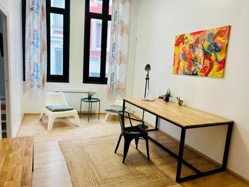 a room with a desk and a chair and a painting at Grand appartement, 3 chambres, centre de Dieppe in Dieppe