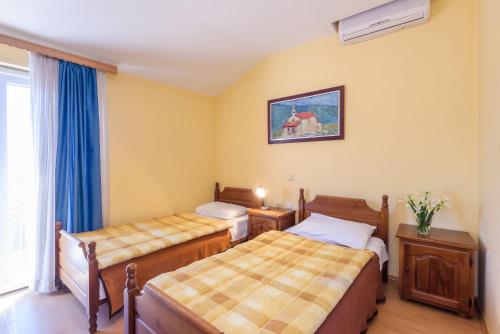 a hotel room with two beds and a window at Djudja I Mate in Vid