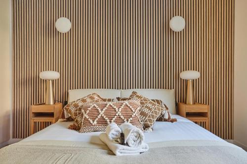 une femme dormant sur un lit avec des serviettes dans l'établissement Apartment Concorde Madeleine by Studio prestige, à Paris