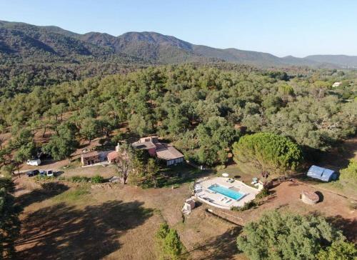 an aerial view of a house with a swimming pool at UNE PAUSE EN FORET A LA FERME in Bormes-les-Mimosas