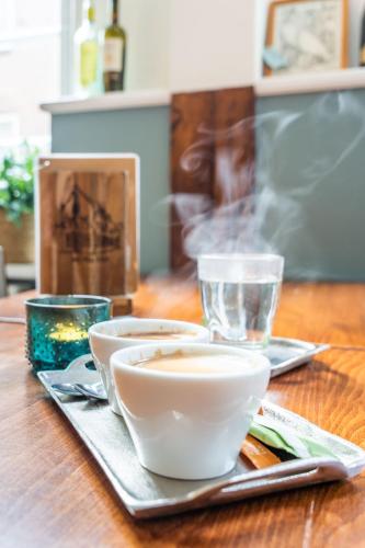 Set per la preparazione di tè e caffè presso Bed & Brasserie Het Kosthuys