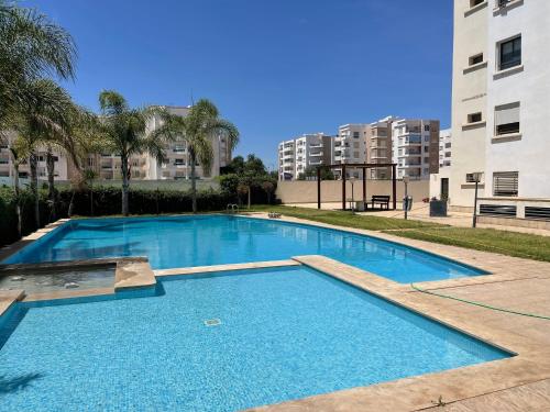 una piscina al centro di un edificio di Chic & cosy Flat Near Airport lockbox fast wifi a Nouaceur