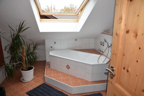 een badkamer met een bad en een raam bij Ferienwohnung Dorfblick in Chieming
