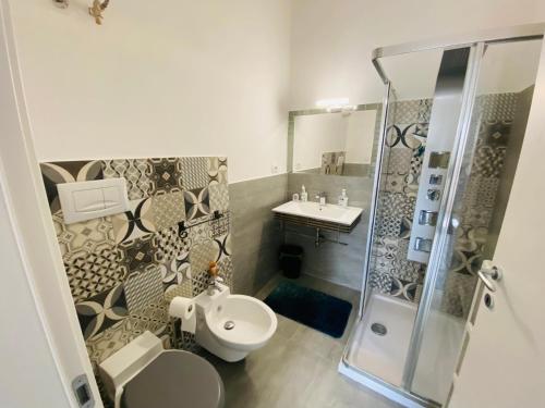 a bathroom with a shower and a toilet and a sink at VILLA GAZZANO in Siracusa