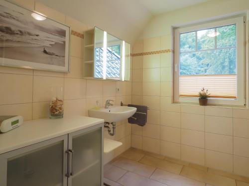 バンシンにあるHaus Auguste - App. 16のバスルーム(洗面台、トイレ付)、窓が備わります。