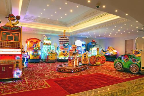 a room filled with lots of different types of arcade games at Acapulco Resort Hotel in Kérynia
