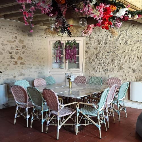 une salle à manger avec une table et des chaises dans l'établissement Ancien hôtel particulier avec patio, à Pierrefitte-ès-bois
