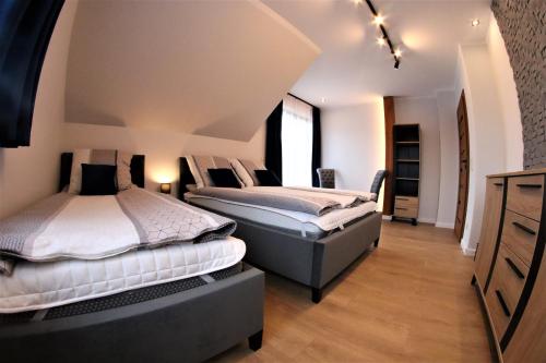 Ένα ή περισσότερα κρεβάτια σε δωμάτιο στο Górska Enklawa Stara Morawa