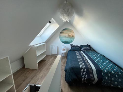 um quarto com uma cama num quarto branco em STUDIO SCANDINAVE - HYPER CENTRE LORIENT em Lorient