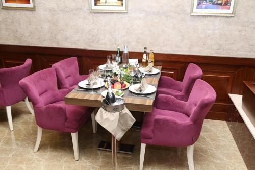 Um restaurante ou outro lugar para comer em Astoria Hotel Baku