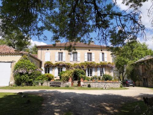 a large house with a bench in front of it at Mulé in Lagardère