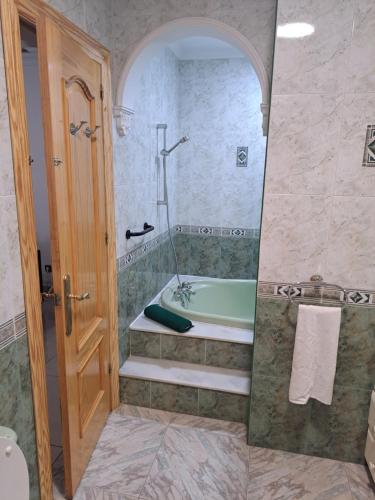 La salle de bains est pourvue d'une baignoire, d'un lavabo et d'une douche. dans l'établissement Villa Noelia Benalmadena, à Benalmádena