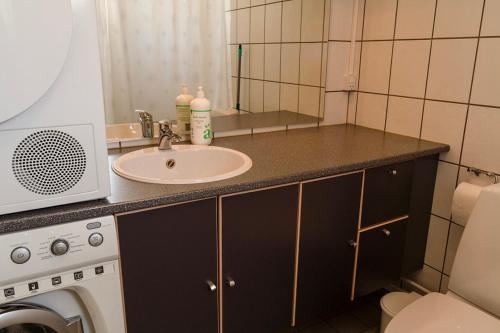 encimera con lavabo y espejo en Hotel Nuka en Ilulissat