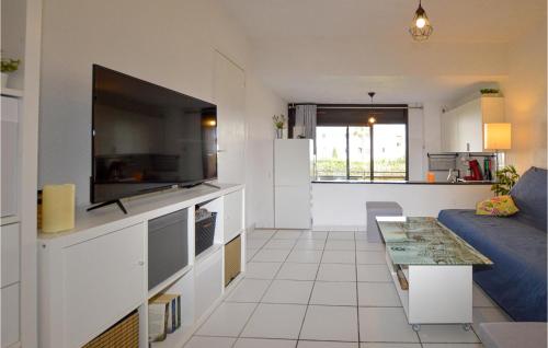 Televízia a/alebo spoločenská miestnosť v ubytovaní 1 Bedroom Amazing Apartment In Moriani