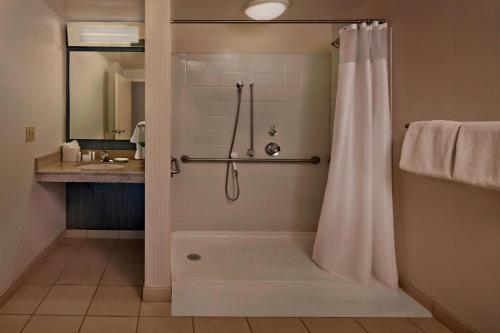 Koupelna v ubytování Courtyard by Marriott Providence Warwick