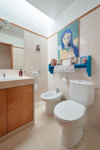 a bathroom with a toilet and a sink at Quinta TreeWindBee in Alenquer