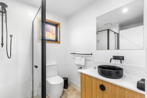 a bathroom with a black sink and a toilet at Three Ponds Estate in Temora