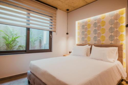- une chambre avec un grand lit et une fenêtre dans l'établissement Anemmaro Villa 2 in Crete, à Gournes