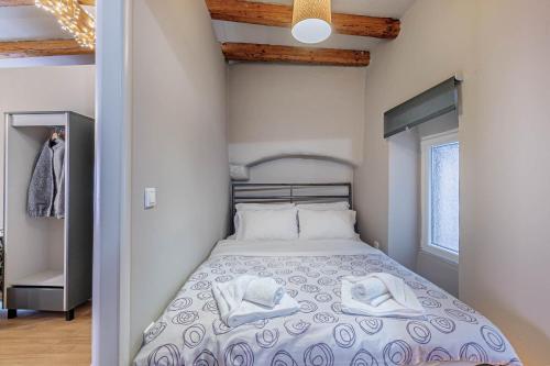 Giường trong phòng chung tại VENETIAN WELL House by LOC HOSPITALITY