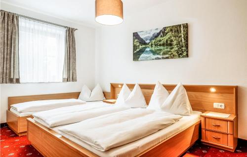 1 dormitorio con 2 camas con sábanas blancas en Nice Apartment In Grossarl With 2 Bedrooms And Wifi, en Grossarl