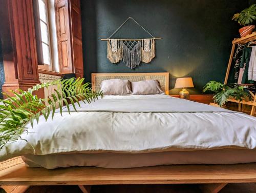 1 dormitorio con 1 cama grande con marco de madera en Quinta das Latas en Coimbra