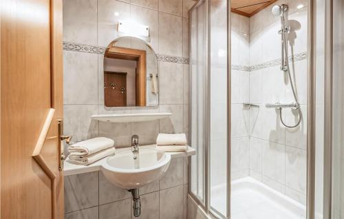 y baño blanco con lavabo y ducha. en Nice Apartment In Grossarl With 2 Bedrooms And Wifi, en Grossarl