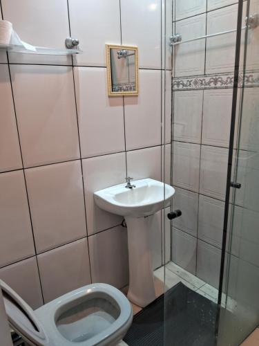 uma casa de banho com um WC e um lavatório em suite Perto do aeroporto de guarulhosAv Jovita 401 em Guarulhos