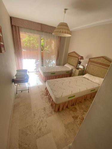 Postel nebo postele na pokoji v ubytování Apartamento guadalmina