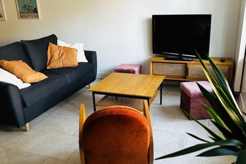 Very spacious cocoon with garden near the sea