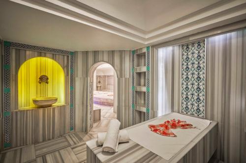 Et badeværelse på Calista Luxury Resort