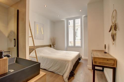 - une chambre avec un lit, un lavabo et une baignoire dans l'établissement JEJ1-Two bedrooms Cannes Center, à Cannes