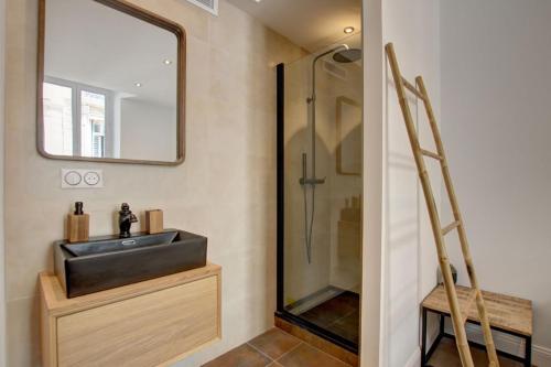 une salle de bain avec un lavabo et un miroir dans l'établissement JEJ1-Two bedrooms Cannes Center, à Cannes