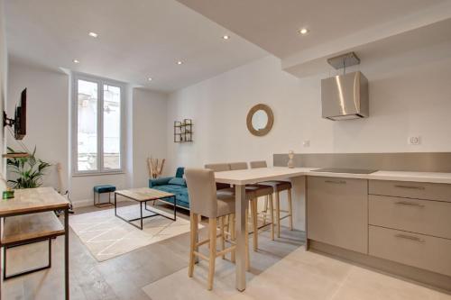 une cuisine et un salon avec une table et des chaises dans l'établissement JEJ1-Two bedrooms Cannes Center, à Cannes