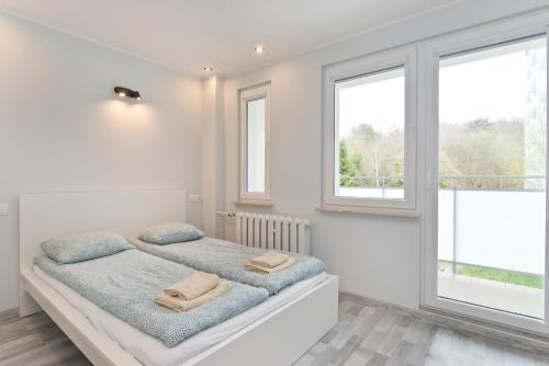- une chambre avec un lit et 2 serviettes dans l'établissement YOURAPART NORWIDA, à Gdynia