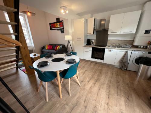 a kitchen and living room with a table and chairs at Appartement 6 - hyper-centre Agen avec Garage in Agen