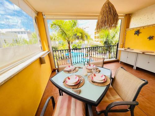 una mesa con platos en una habitación con ventana en Laderas del Palmar Luxury, en Palm-mar