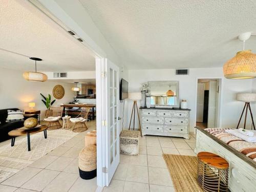 een woonkamer met een bank en een tafel bij Relax'n'Retreat @ BellaView603 in Daytona Beach