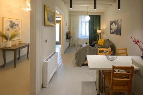 Il comprend une cuisine et un salon avec une table et un canapé. dans l'établissement Elia downtown eco house, à Mytilène