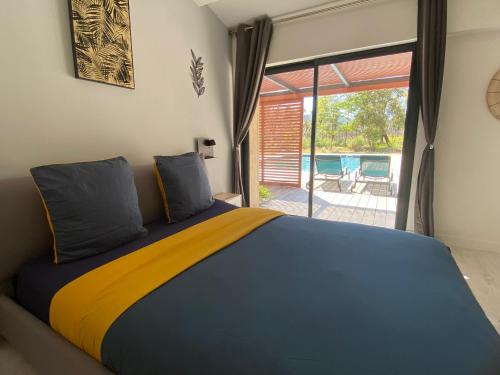A bed or beds in a room at Magnifique villa avec piscine au coeur des vignes